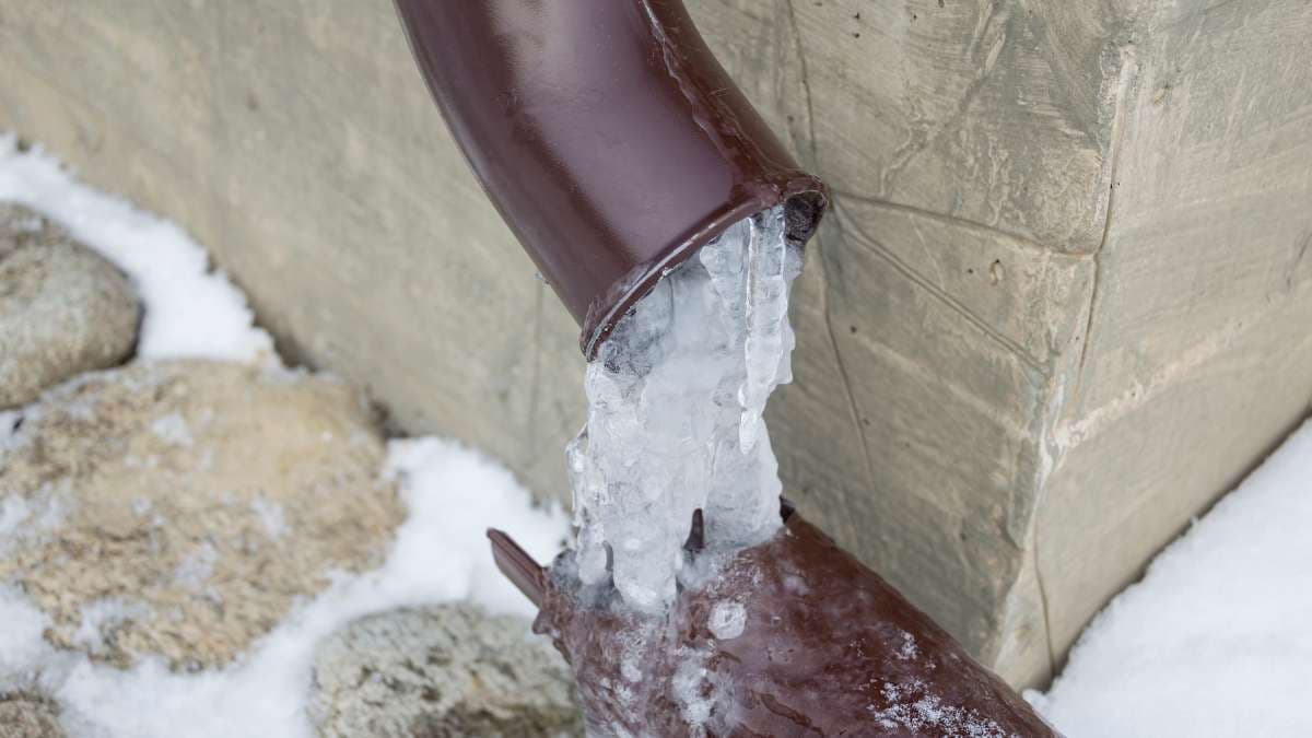 Tubería de agua congelada en invierno en una vivienda de Salamanca