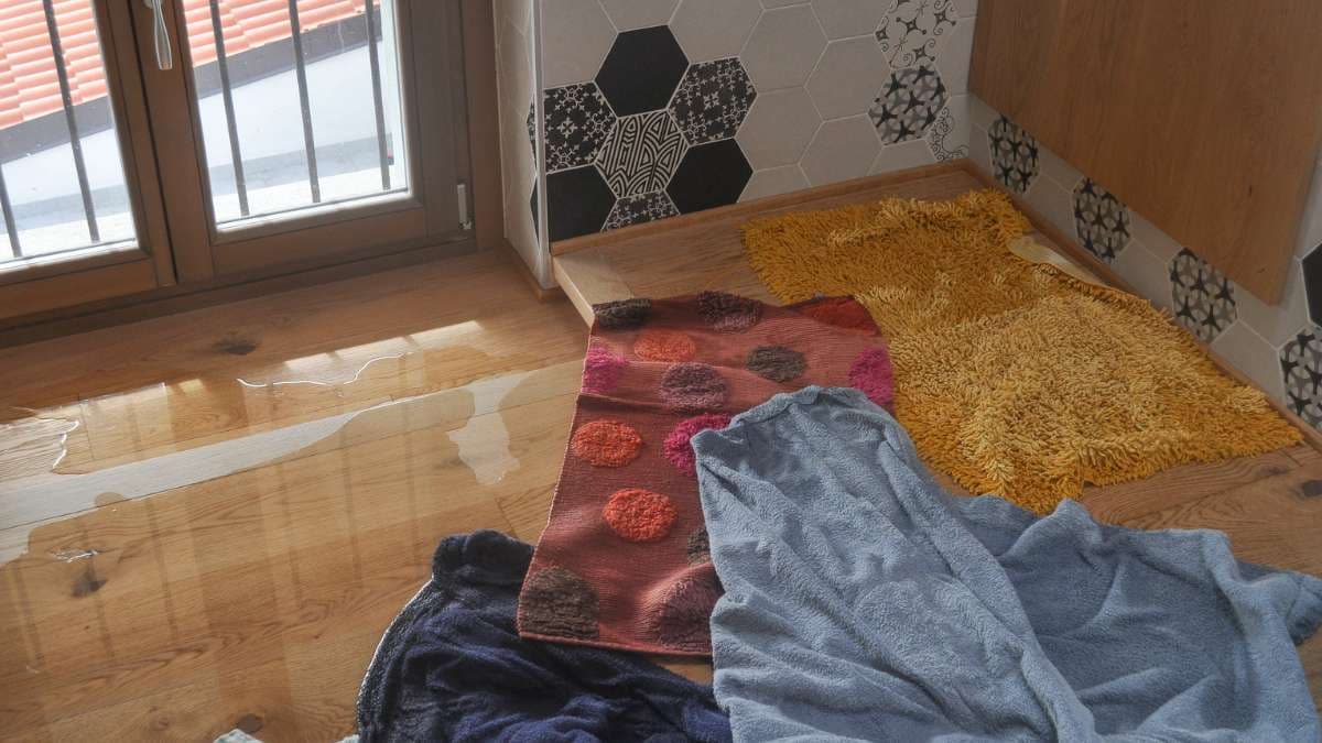Medidas de emergencia ante inundación en una vivienda de Salamanca