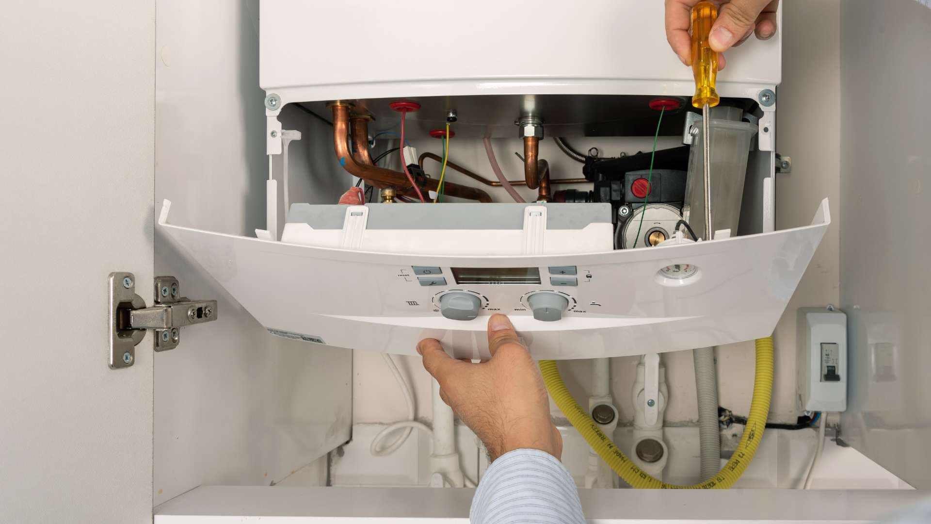Técnico reparando termo eléctrico con cambio de resistencia y ánodo